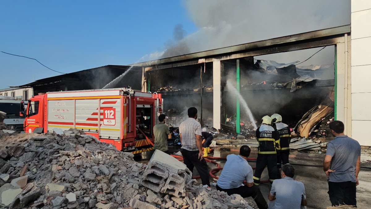 Adana'da sanayi sitesinde yangın: 10 iş yeri yandı