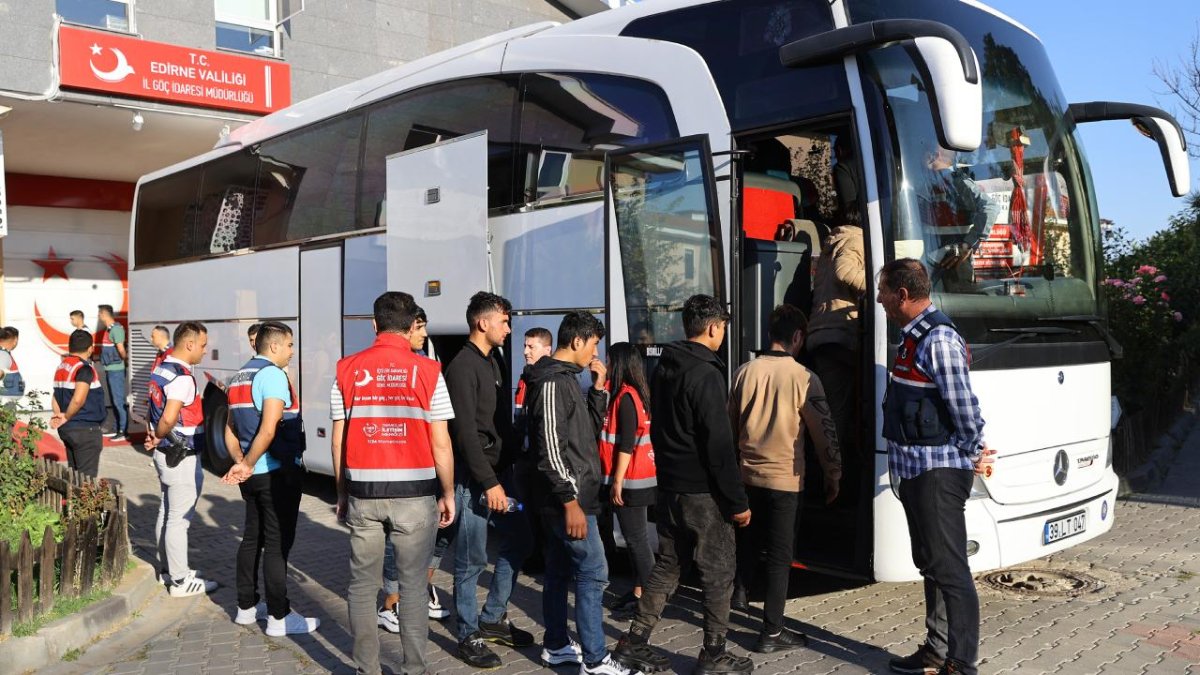 Türkiye, Yunanistan sınırında göçmen toplamaya devam ediyor