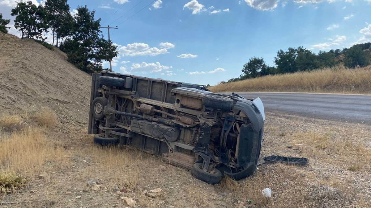 Adıyaman'da otomobil takla atıp şarampole devrildi: 4 yaralı