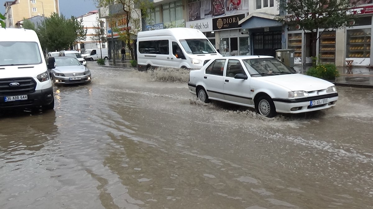 Kars'ta sağanak yağış! Yollar göle döndü