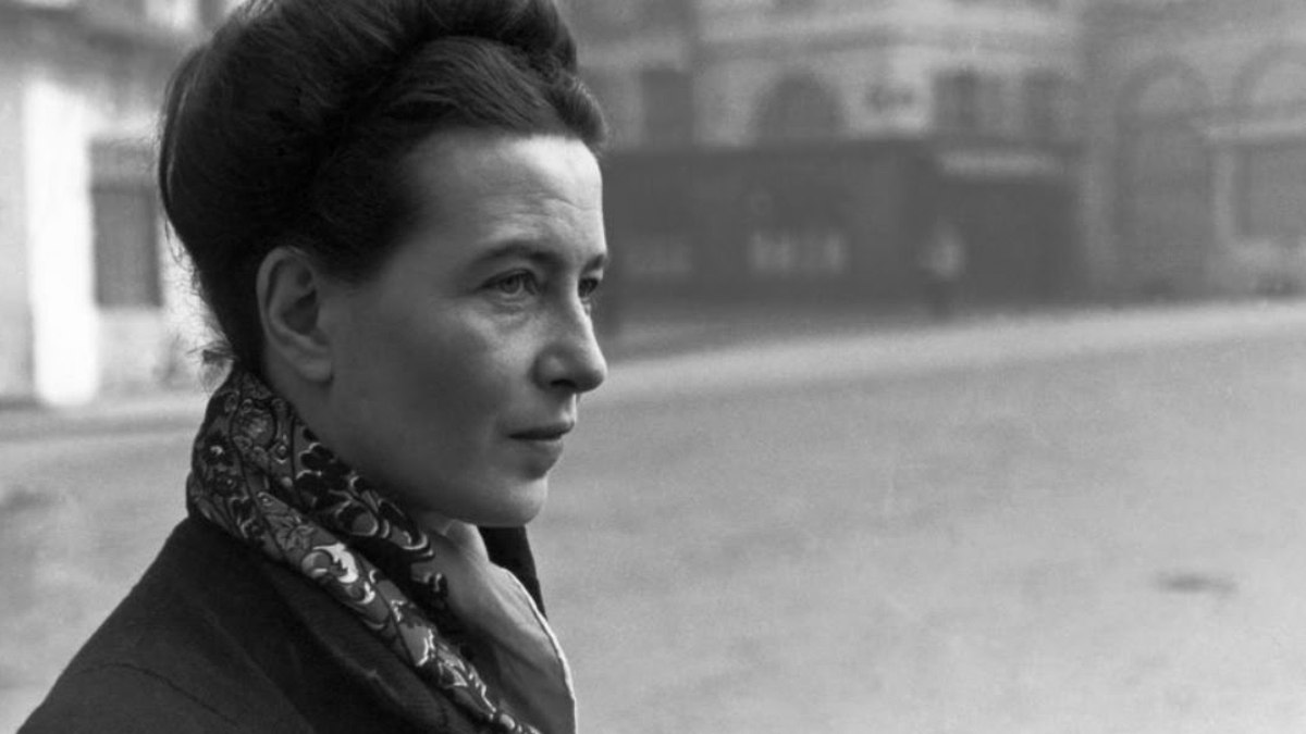 Simone de Beauvoir'un politik  romanı olan Mandarinler'de entelektüel yorumlar