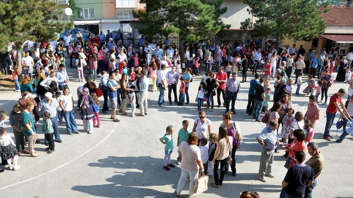 İstanbul okul saatleri: 9 Eylül 2024 Pazartesi okullar saat kaçta açılacak? Ders başı ve bitiş saati!