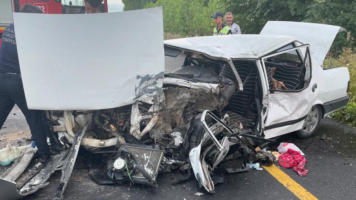 Sakarya'da otomobiller kafa kafaya çarpıştı: 1 ölü, 1 yaralı