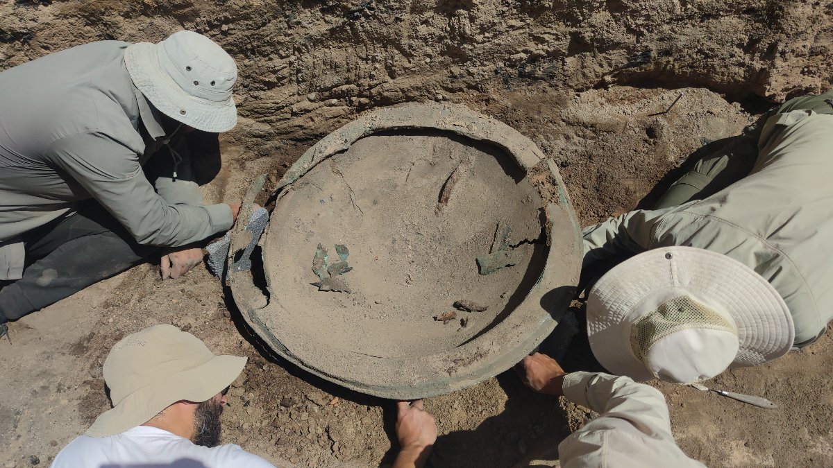 Ayanis Kalesi'nde 2 bin 700 yıllık 3 adet bronz kalkan bulundu