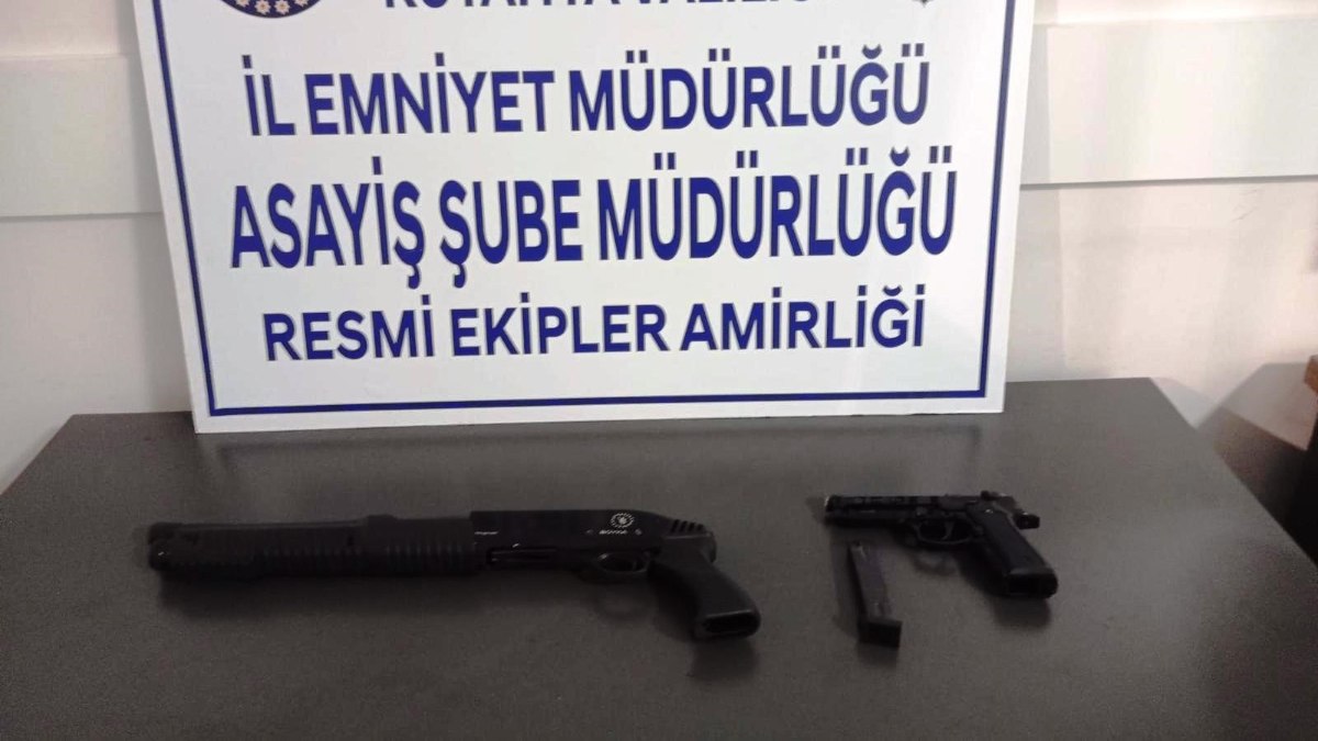 Kütahya'da eşini tehdit eden şahsın evinde silahlar bulundu