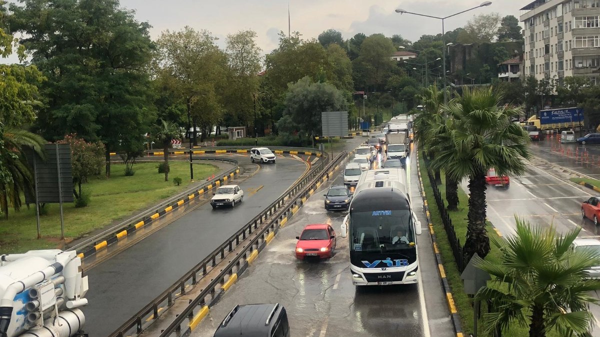 Trabzon'da sağanakta sahil yolu göle döndü