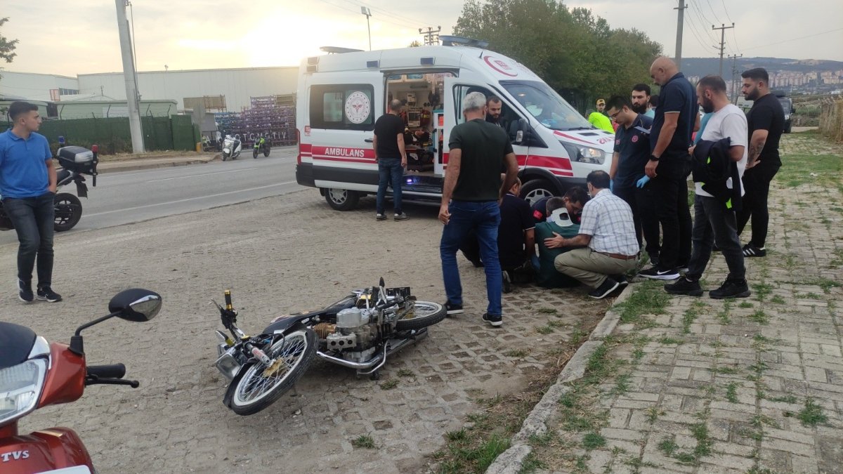 Bursa'da motosiklet sürücüsü dönüş yapan araca çarptı