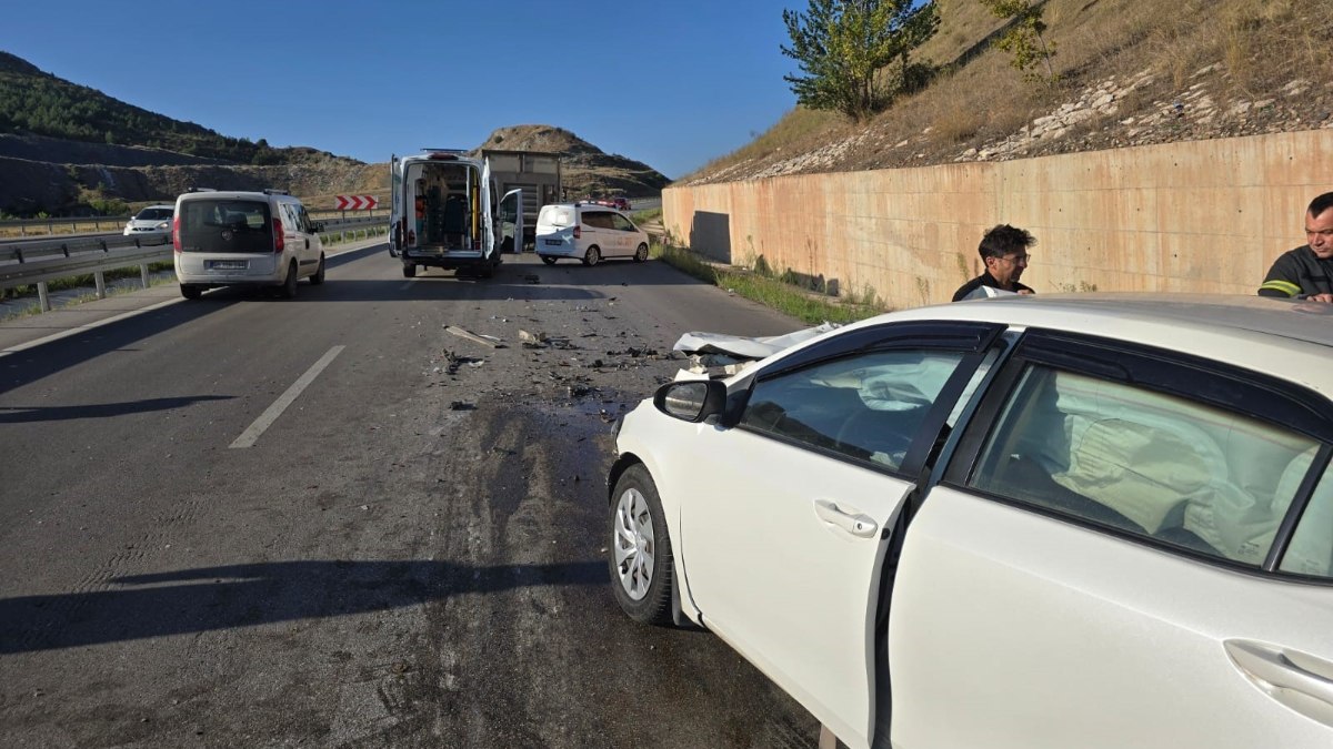 Amasya'da feci kaza: Otomobil kamyona çarptı