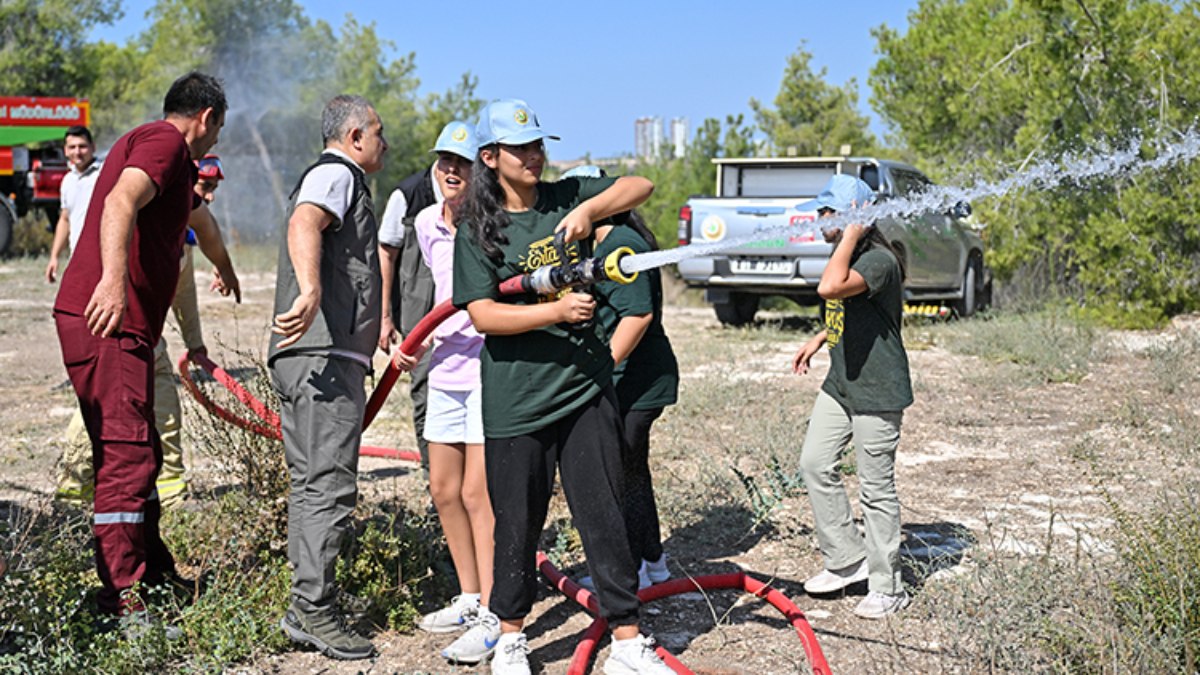 Adana'da öğrencilere orman yangınlarına karşı uygulamalı eğitim