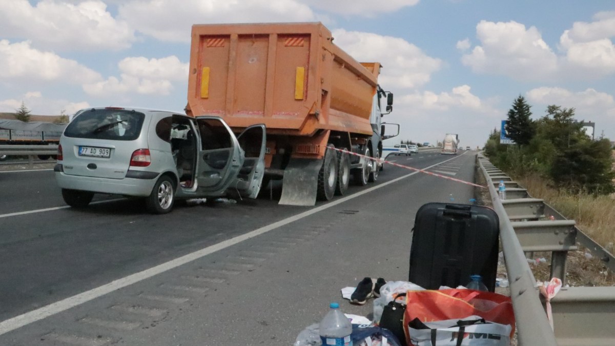 Ankara'da otomobil hafriyat kamyonuna çarptı: 5 yaralı