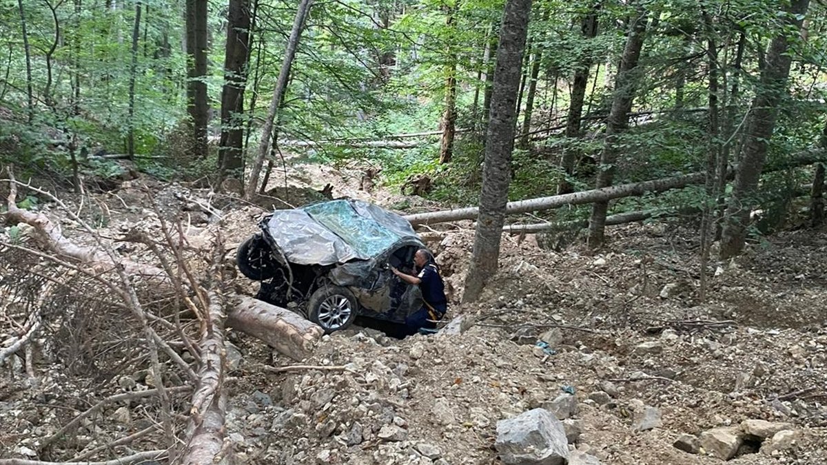 Bolu'da uçuruma yuvarlanan otomobilin sürücüsü öldü