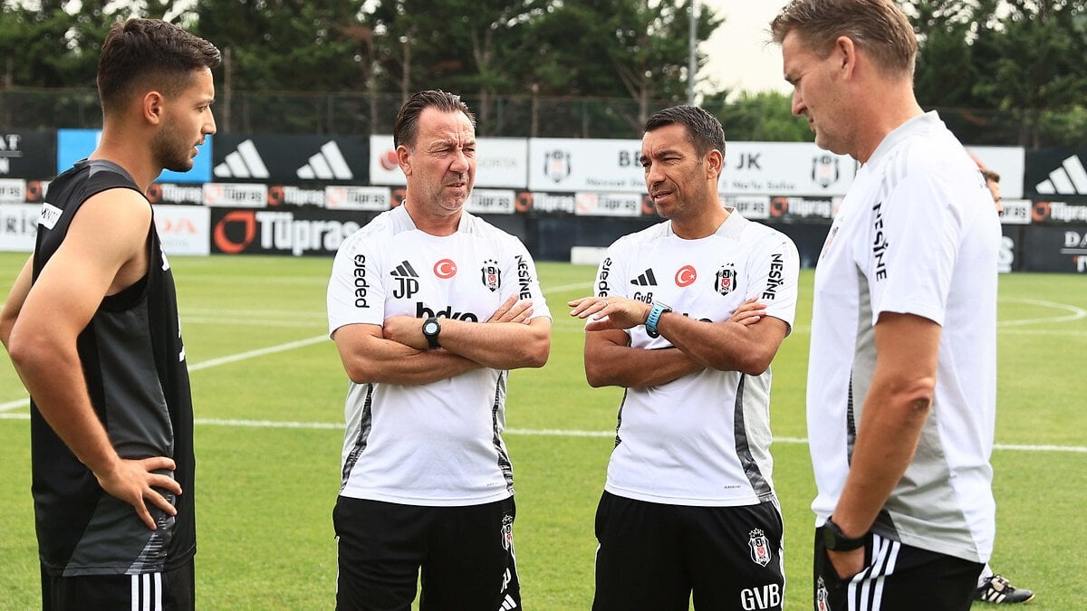 Beşiktaş'ta van Bronckhorst'un sol kanat kararı