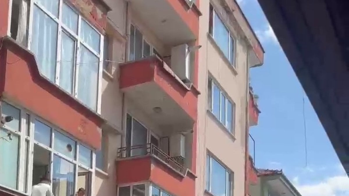 Sakarya'da polisten kaçan kişi, 4. kattan düştü