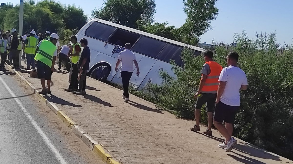 Antalya'da otel servis otobüsü şarampole düştü: 7 yaralı