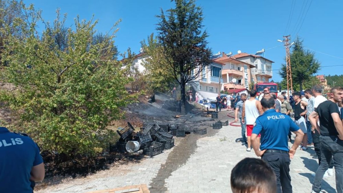 Samsun'da plastik kasalar yangına neden oldu