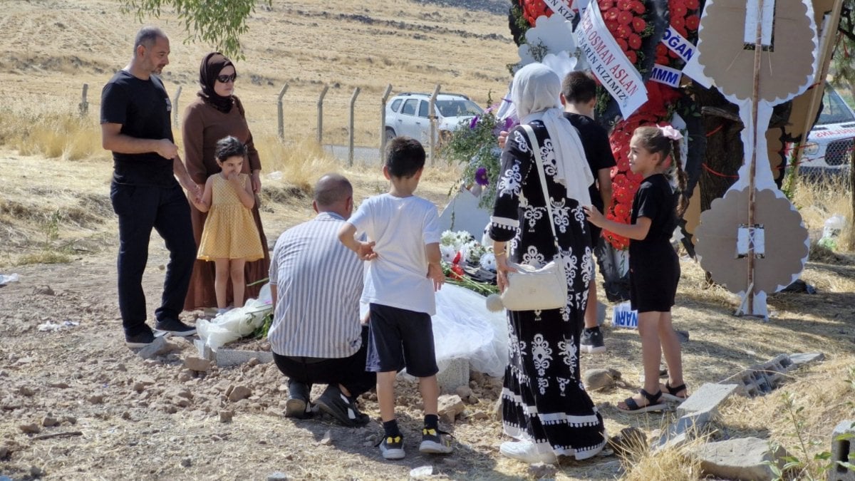 Diyarbakır'da Narin'in kabri başında dua edip, oyuncak bırakıyorlar