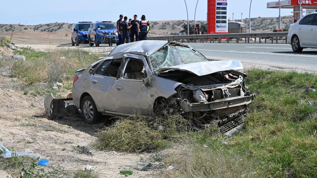 Kırıkkale'de otomobil su kanalına devrildi: 3 yaralı