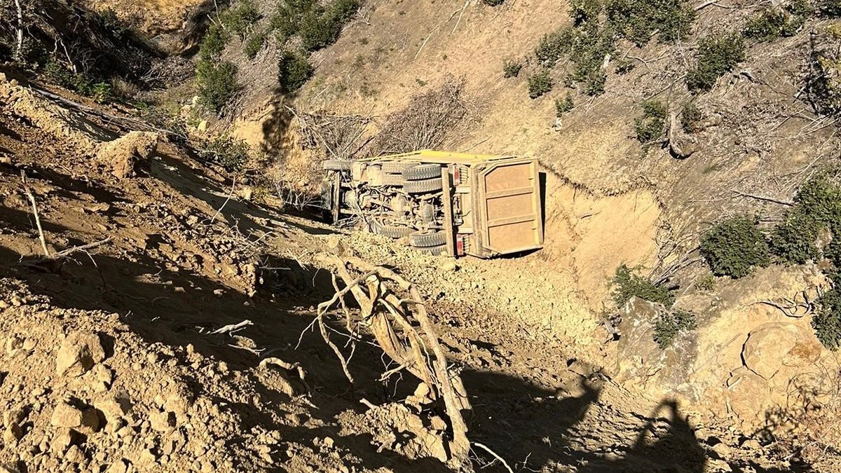 Tokat'ta toprak yüklü kamyon 25 metre yükseklikten uçuruma yuvarlandı