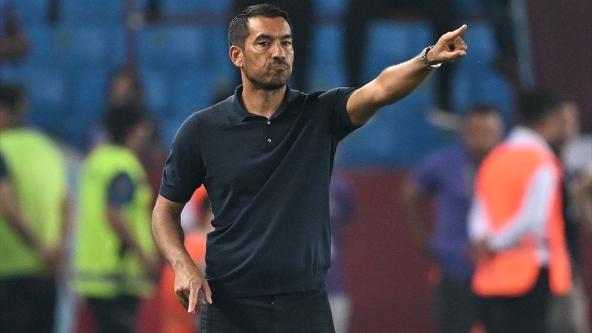 Giovanni van Bronckhorst: 10 kişiye karşı oynamak için bir şeyler öğreniyoruz