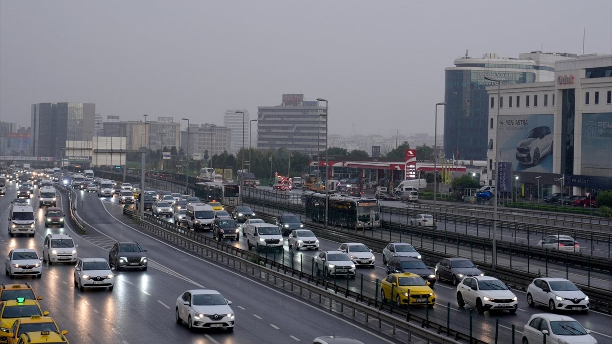 İstanbul'da haftanın ilk iş gününde trafikte yoğunluk yaşanıyor