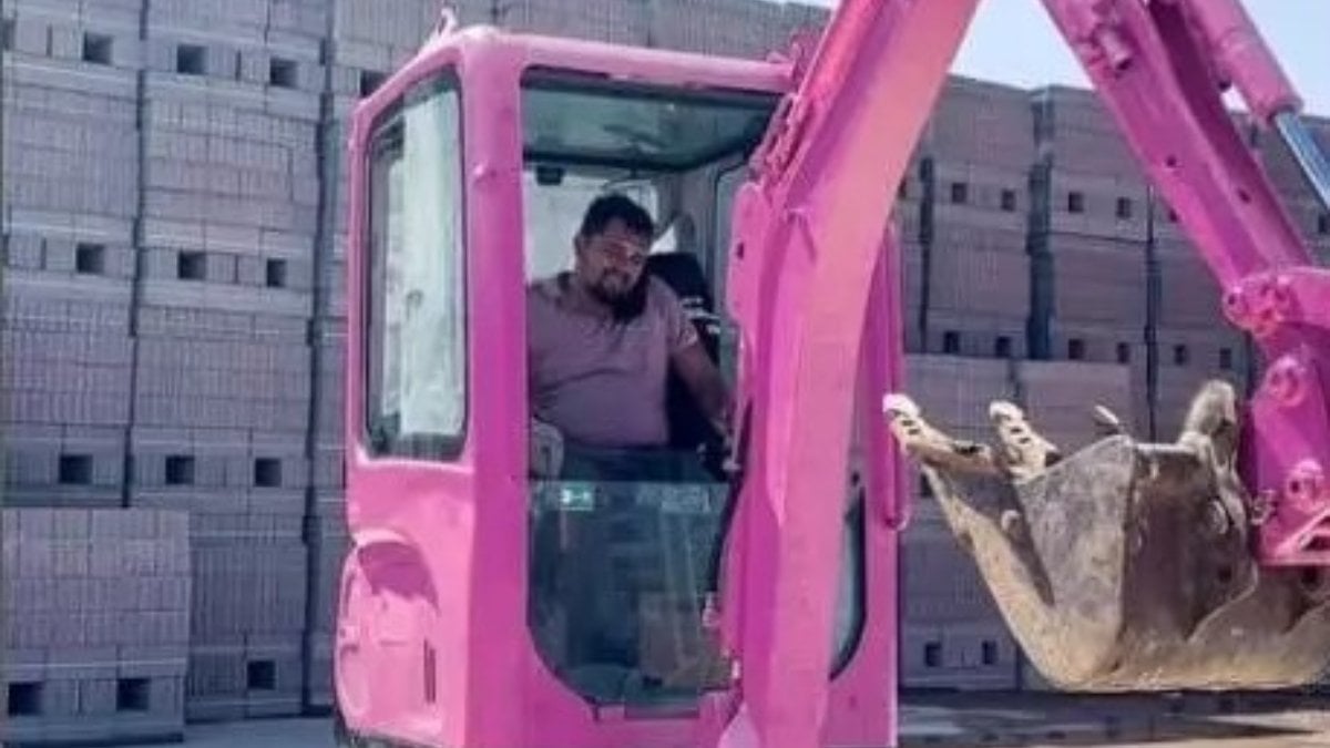 Aydın'da pembe kepçeli operatör gündem oldu! 