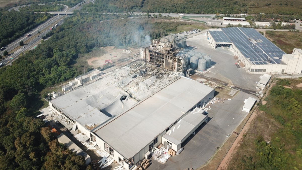 Sakarya'da patlayan makarna fabrikasında soğutma çalışması