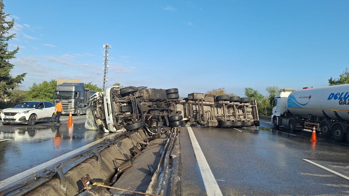 Sakarya'da glikol yüklü tanker devrildi