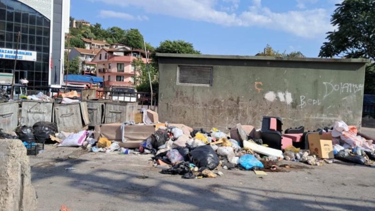 Kocaeli'nin İzmit ilçesinde toplanmayan çöpler mahalleliyi bezdirdi