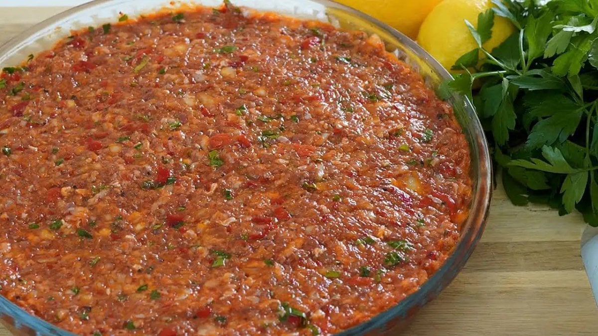 Lahmacun harcına 1 kaşık ekleyin, Antep usulü yiyin...