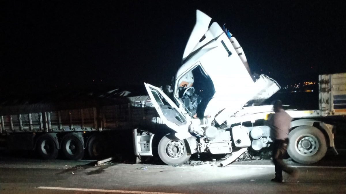 Gaziantep'te önündeki tıra çarpan tır sürücüsü hayatını kaybetti