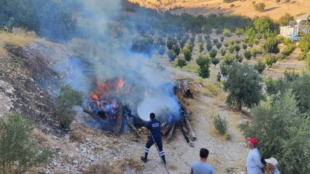 Adıyaman'da kışlık odunlar alev alev yandı