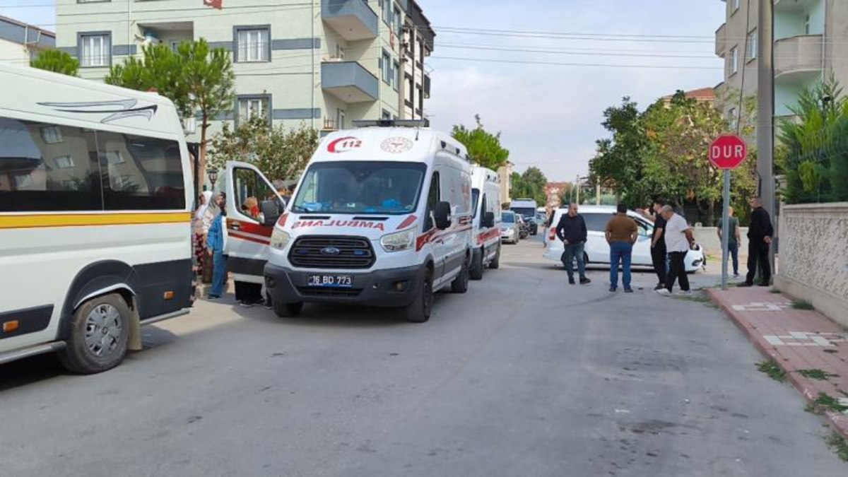 Bursa'da okul servisi otomobille çarpıştı: 8'i öğrenci 11 yaralı