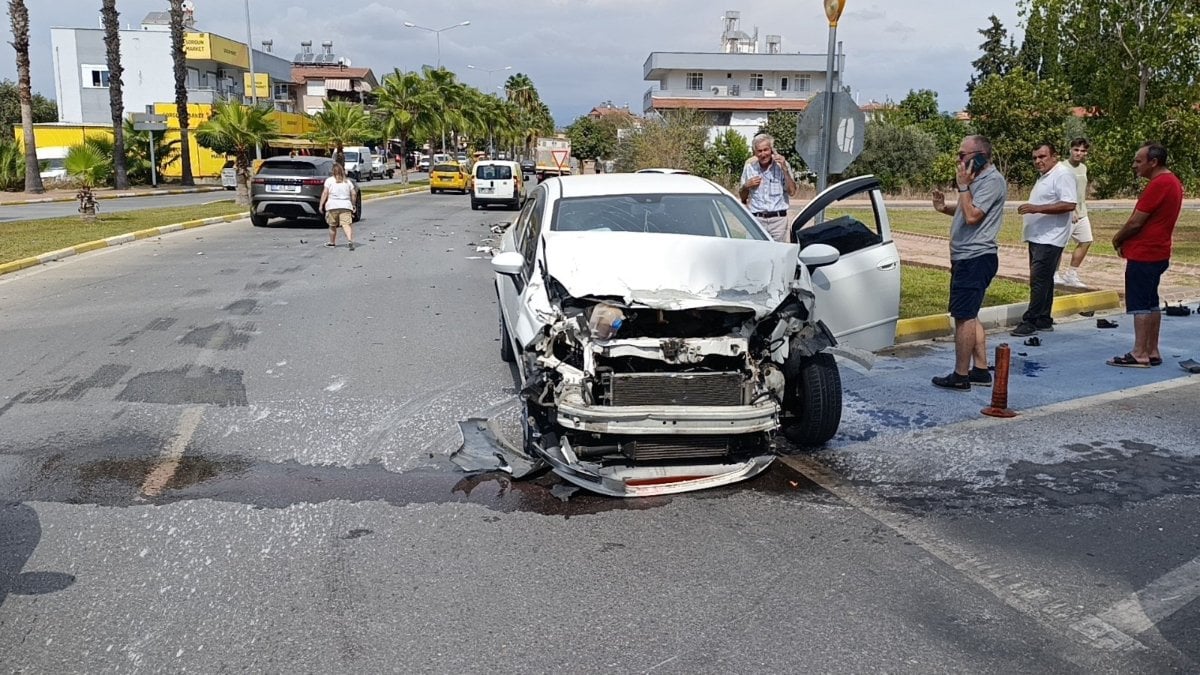 Antalya'da otomobil kamyonla çarpıştı: Faciadan dönüldü