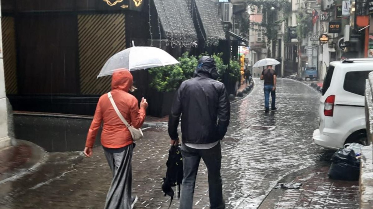 İstanbul'da yağmura yakalanan vatandaşlar zor anlar yaşadı