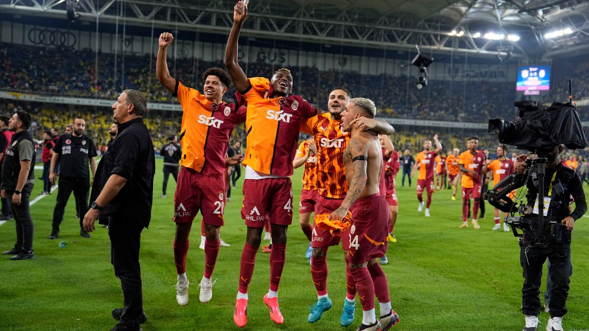 Galatasaraylı futbolculardan zafer pozu