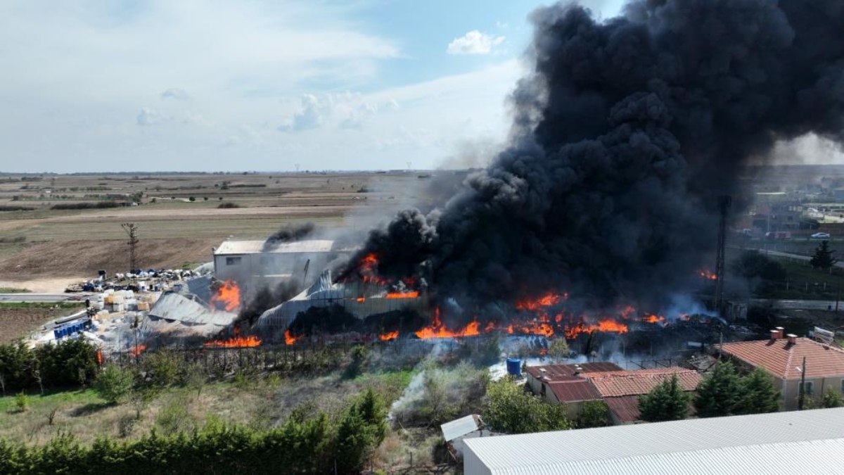 Tekirdağ'da kimyasal fabrika yangını dron ile görüntülendi