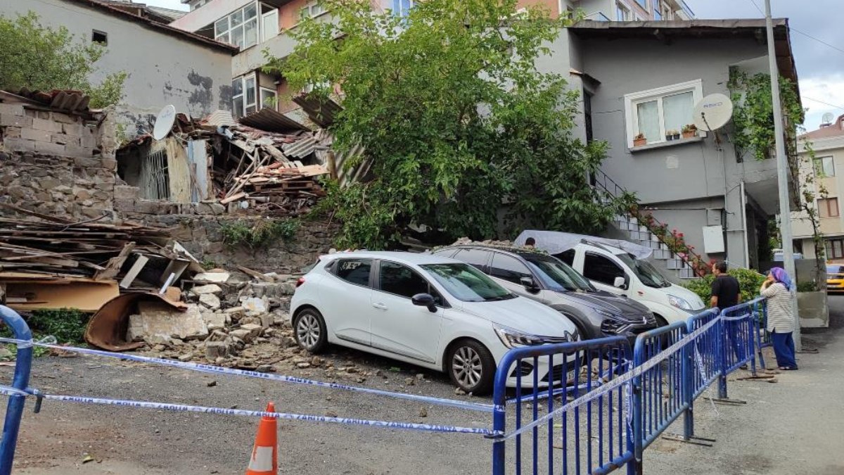 İstanbul'da gecekondu duvarı yıkıldı: 3 araç zarar gördü