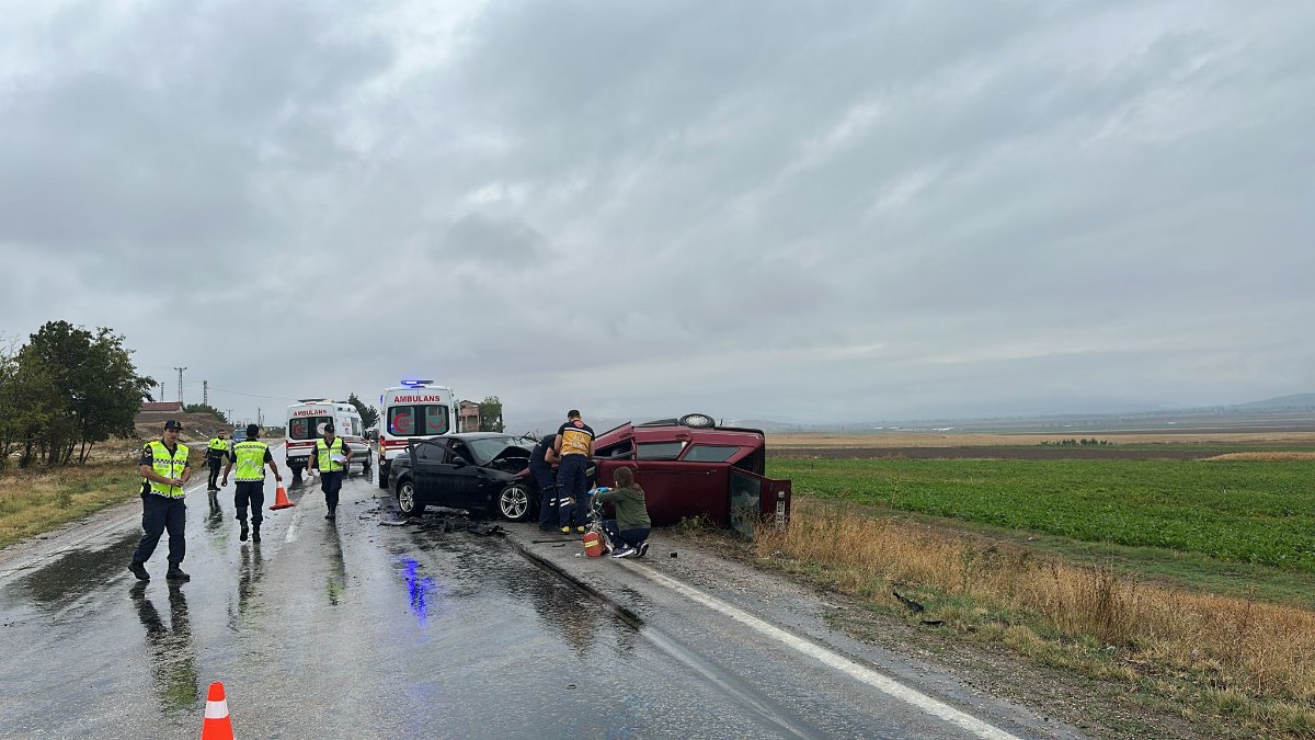 Amasya'da iki otomobil çarpıştı: 2 ölü 1 yaralı