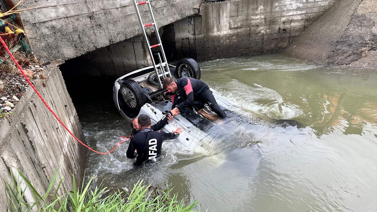 Erzurum'da otomobil kanala düştü: 2 ölü