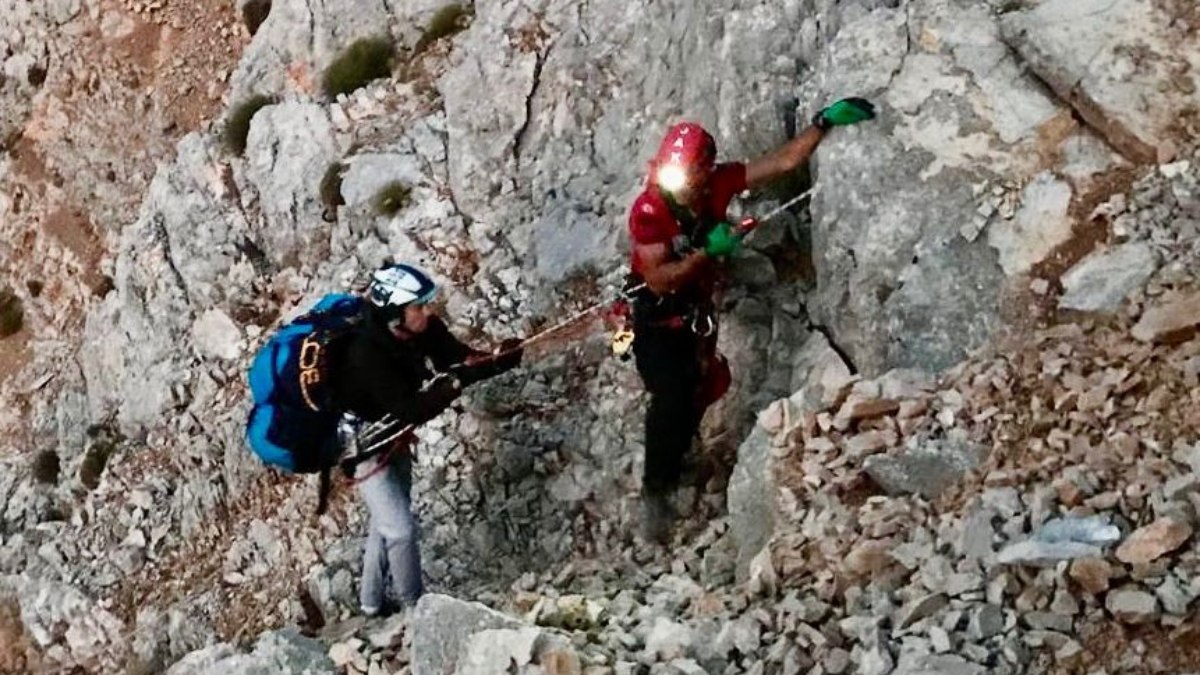 Muğla'da mahsur kalan paraşütçünün imdadına ekipler yetişti