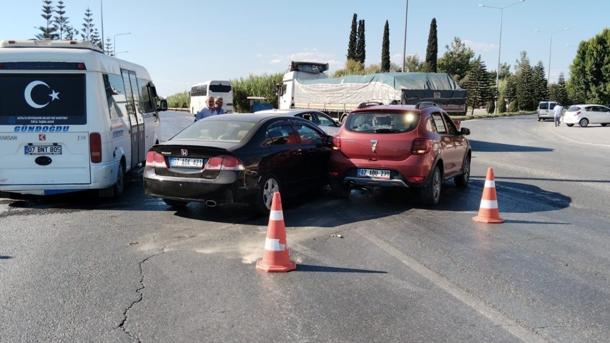 Antalya'da İki otomobil çarpıştı, kimsenin burnu bile kanamadı