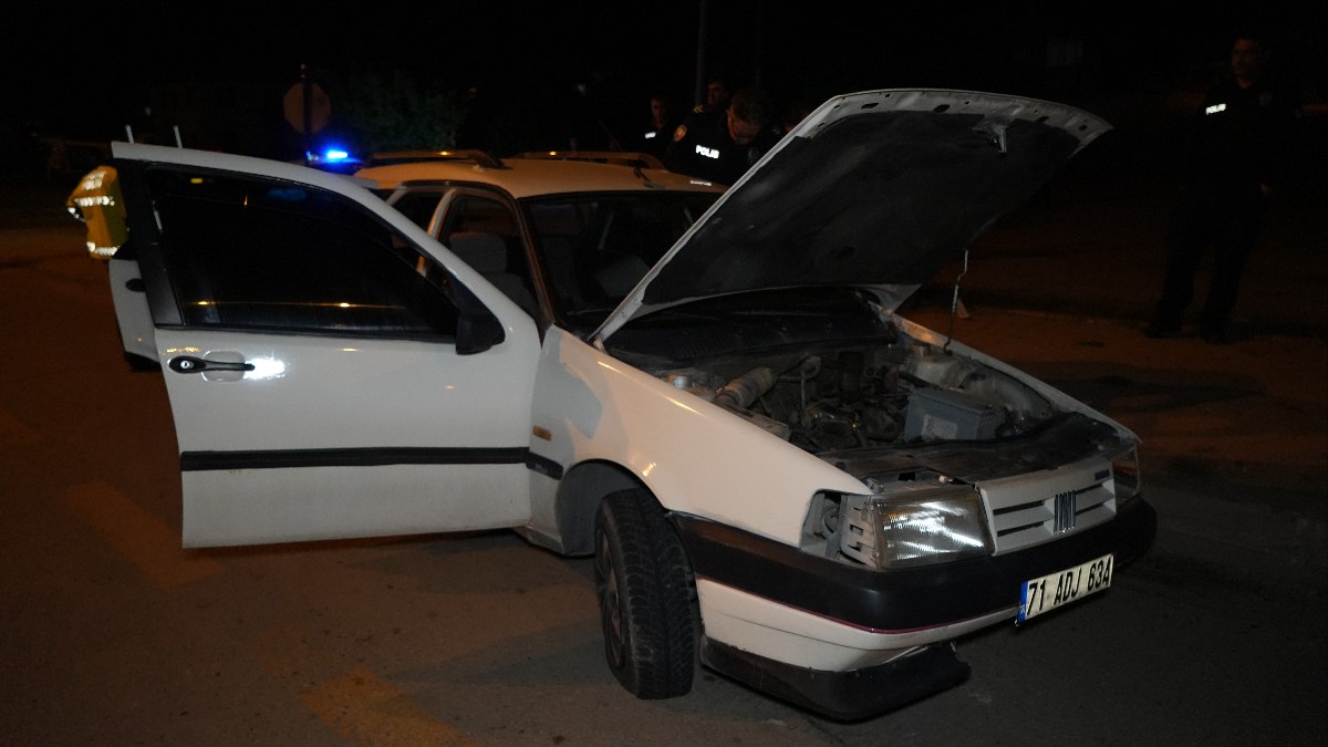 Kırıkkale'de orta refüje çarpan otomobil hurdaya döndü: 2 yaralı