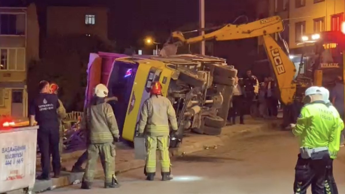 Başakşehir’de devrilen kamyonetteki demirler, 3 çocuğun üzerine düştü