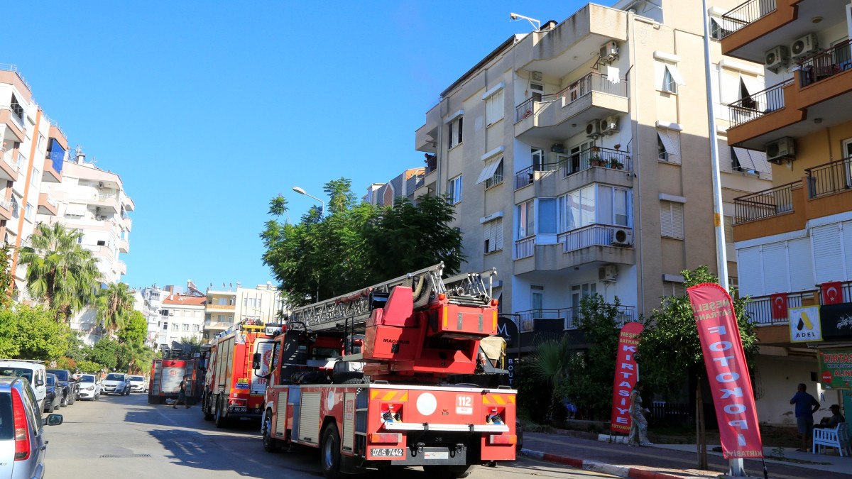 Antalya'da dairede çıkan yangın apartman sakinlerini sokağa döktü