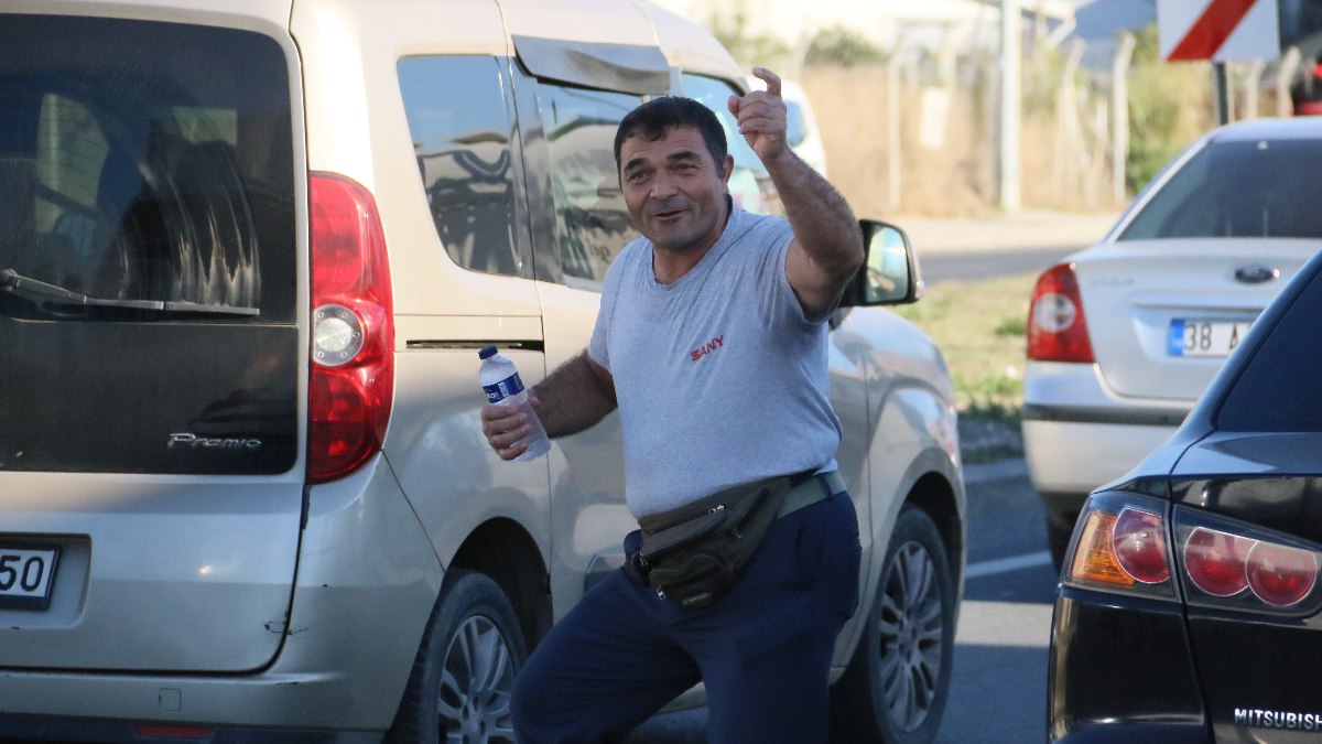 Enerjisiyle tebessüm ettiren su satıcısı: İşimin sırrı mutluluk