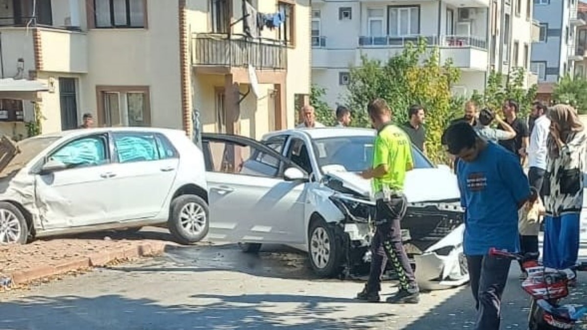 Bursa'da otomobiller kafa kafaya çarpıştı: 4 yaralı