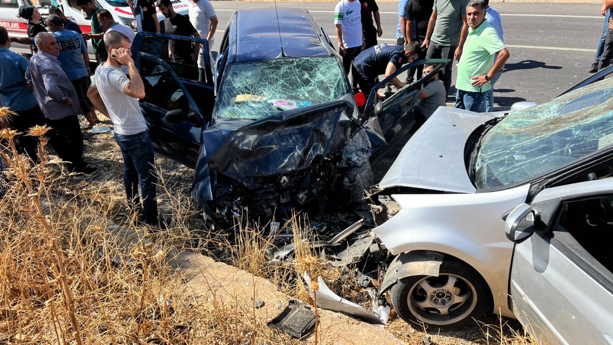 Mardin'de iki otomobil kafa kafaya çarpıştı: 11 yaralı