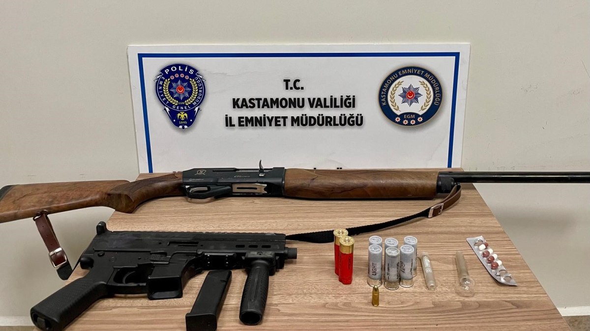 Polisin durdurduğu araçtan 'Uzi' çıktı: 2 gözaltı