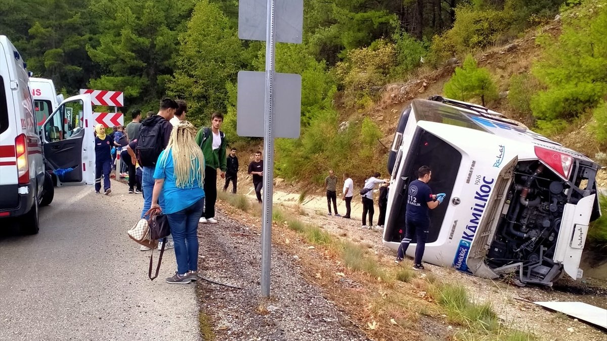 Burdur'da yolcu otobüsü tırla çarpıştı