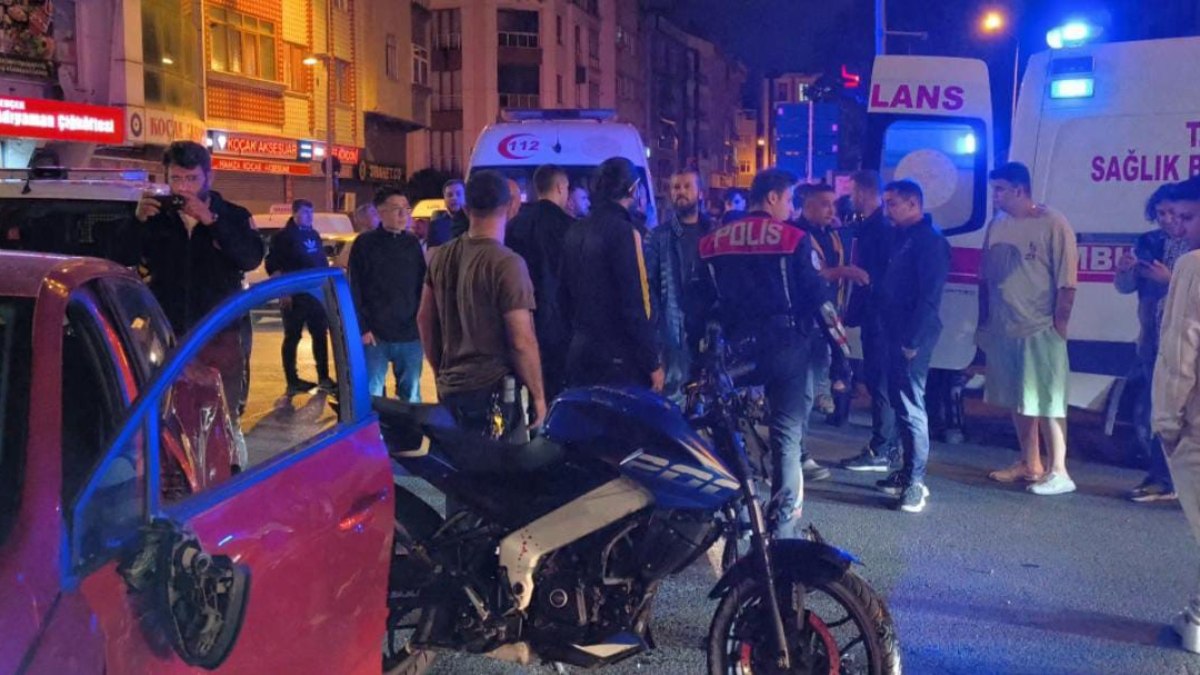 İstanbul'da kontrolden çıkan motosiklet araca çarptı: 2 yaralı